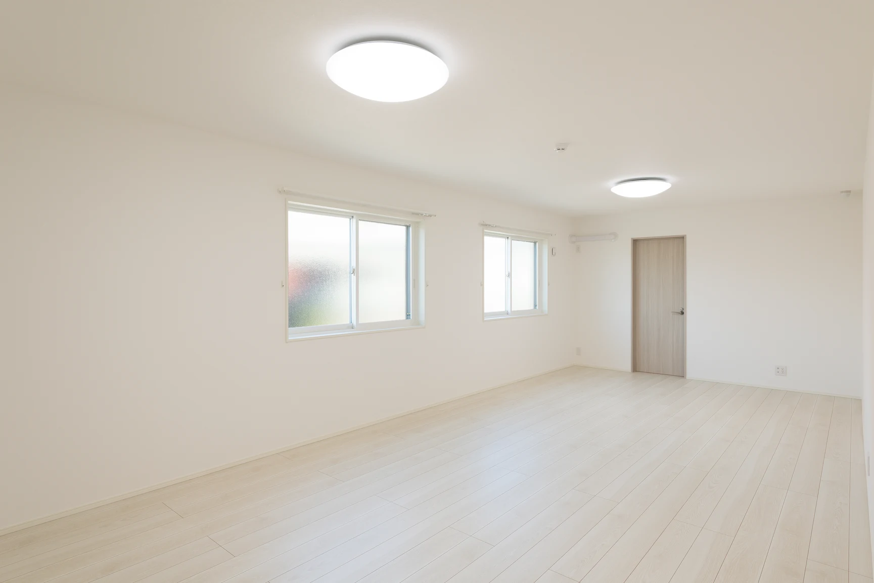 自然光が入る社屋内の個室
