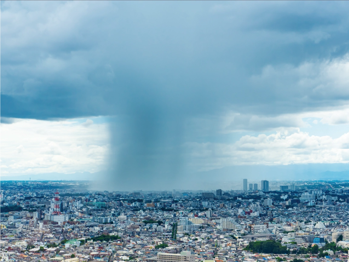 豪雨時の街の写真：防災への配慮イメージ