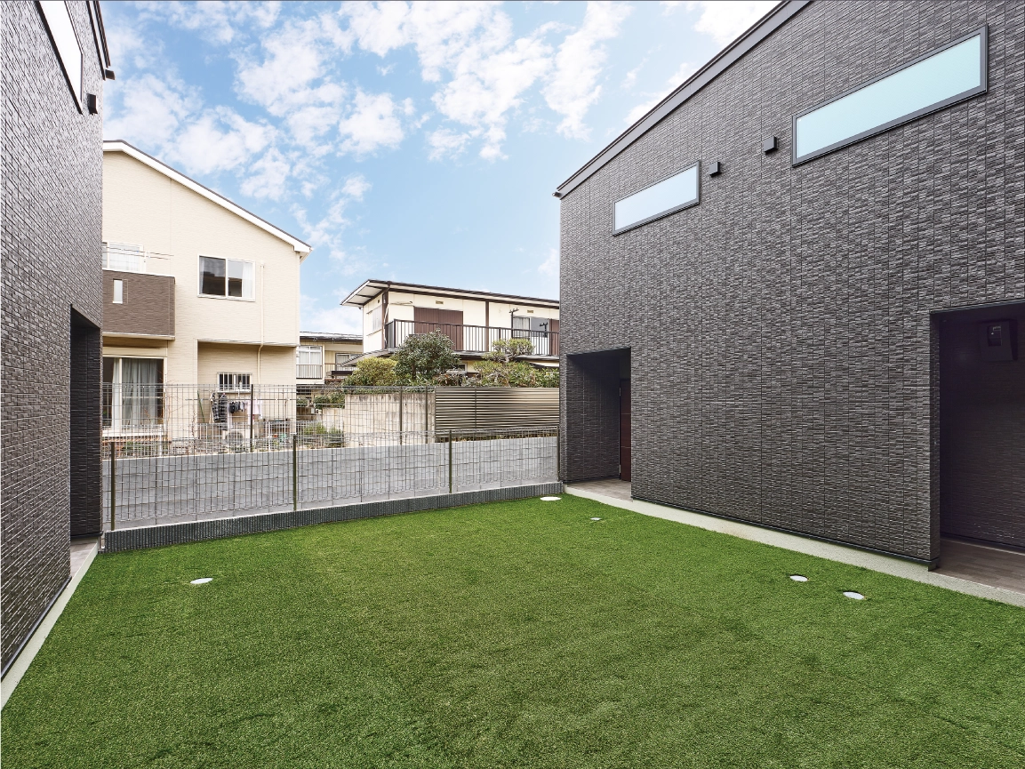 コンセプト型住宅の外観と中庭の事例